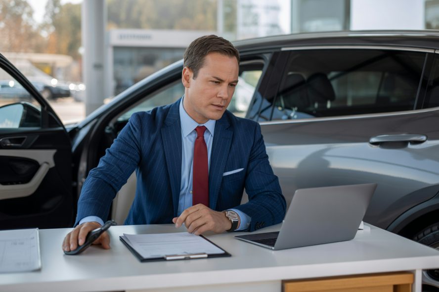 Professionelle Fahrzeugbewertung im Autoankauf-Händler analysiert Fahrzeugdaten vor dem Ankauf, Ein professioneller Autoankäufer prüft Fahrzeugunterlagen und Marktwerte im Rahmen einer strukturierten Ankaufbewertung.